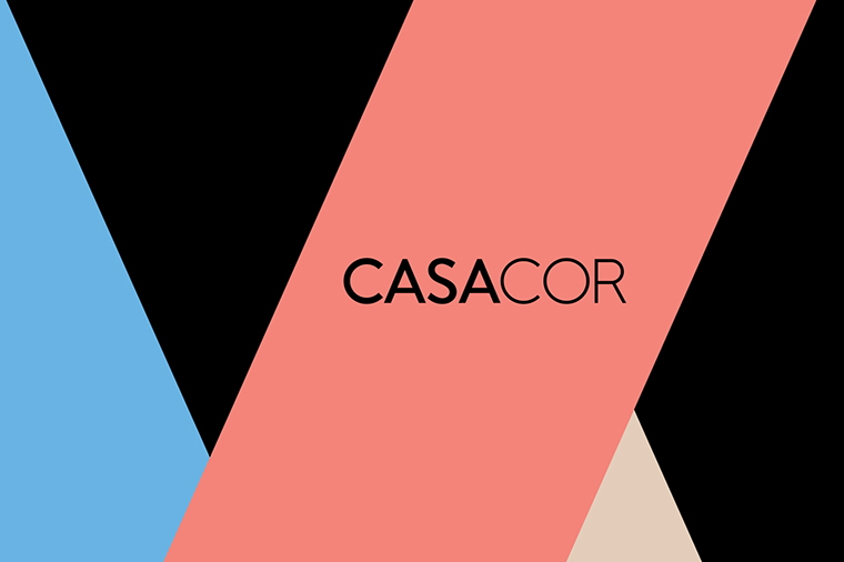 Logo CASACOR no fundo rosa