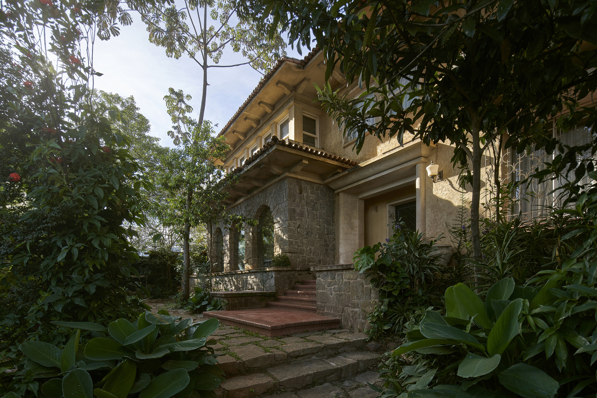 A 28ª edição da CASACOR Minas Gerais acontecerá em um conjunto de casas localizadas no bairro Santo Antônio, em Belo Horizonte. A principal delas será a Casa Ferolla, um casarão que fica na Rua São Domingos do Prata, 631. Local / endereço / sede da CASACOR Minas Gerais