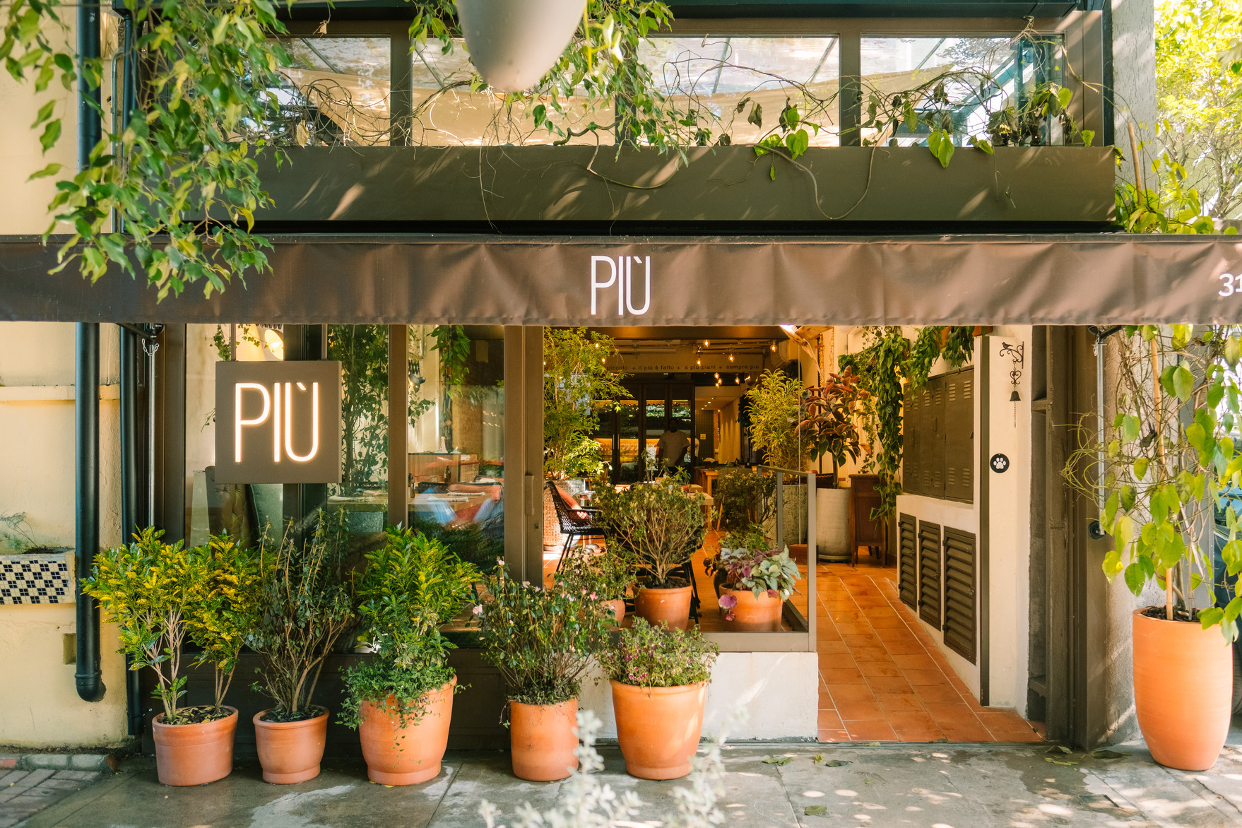 Restaurante PIÚ ganha nova área verde pelas mãos do paisagista João Queiroz.