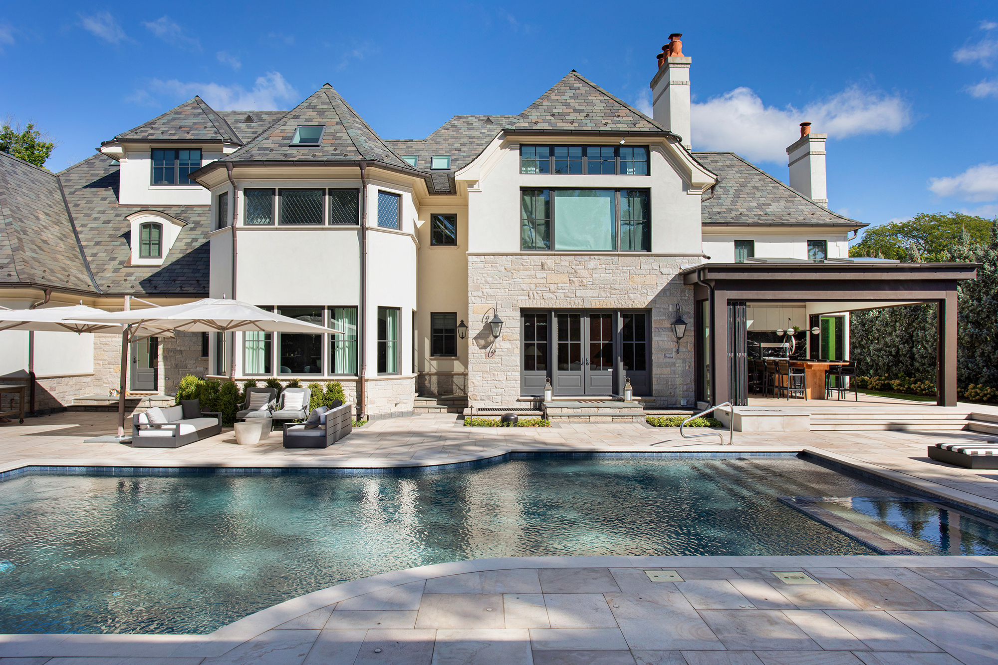 Marcelo Salum moderniza casa de 1300 m² em Chicago. Na foto, fachada dos fundos com piscina e churrasqueira.